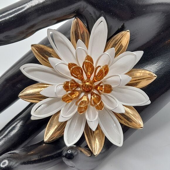 Vintage 1966 Sarah Coventry Water Lily Brooch White Enamel Gold Tone - Picture 2 of 10
